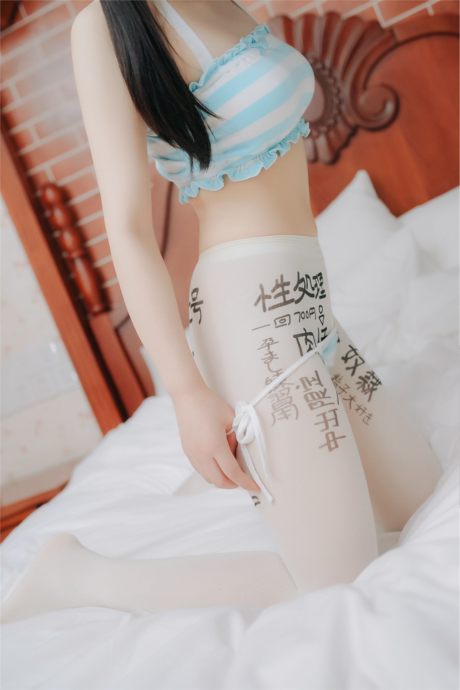 Micro blog loli thumb rabbit VIP charge photo set meat toilet socks